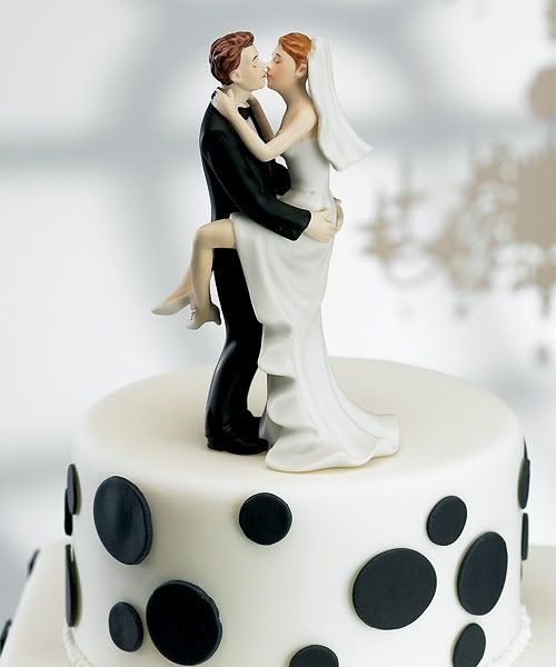 Photo of kissing couple cake